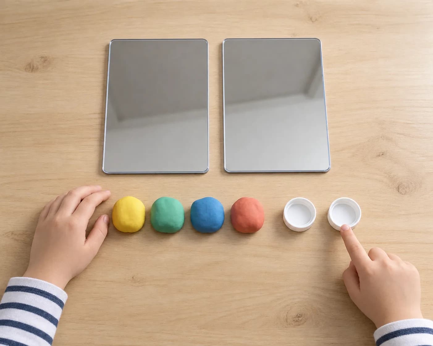 Étape 1 : Compte les 2 bouchons et pose le matériel au centre de la table. Partage les 60 g de pâte à modeler en 4 portions aussi égales que possible.